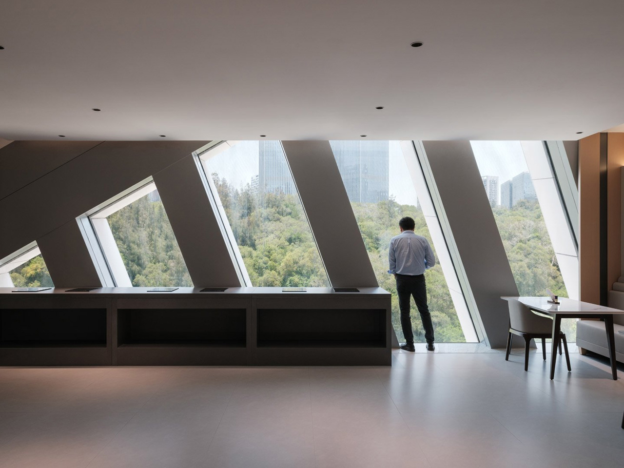 1752175188 746 Decouvrez Comment un Bureau en Gratte Ciel Allie Facade en Ceramique - plare.