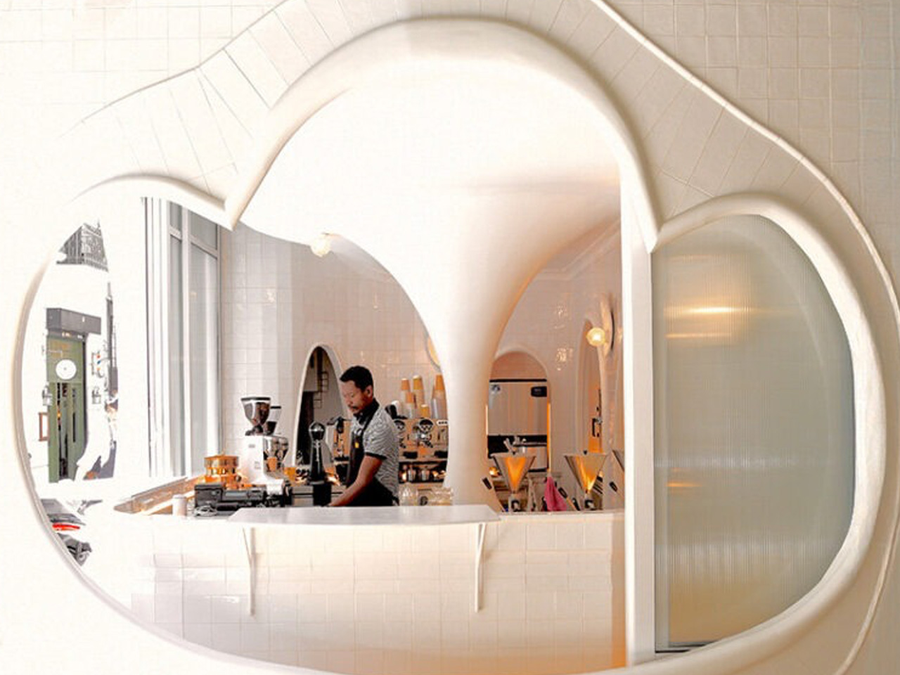 1752447443 768 Decouvrez ce Charmant Cafe Grec au Design Etonnant Douceurs - plare.