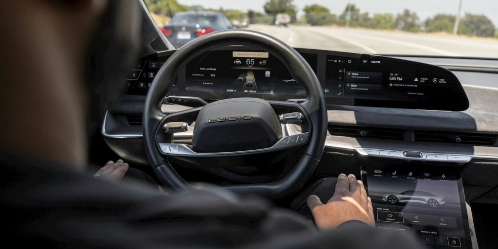 Lucid (LCID) présente des fonctionnalités de conduite autonome dans une mise à jour majeure - plare. Lucid-hands-free-driving