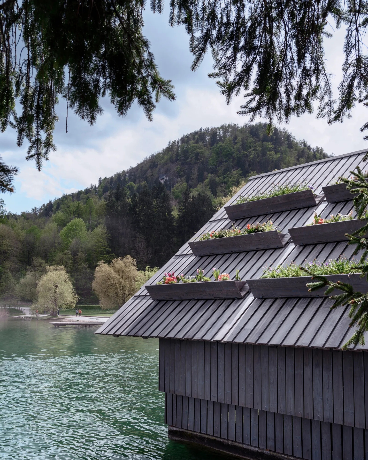 1752679733 40 Decouvrez comment un charmant cabanon traditionnel au bord du lac - plare.