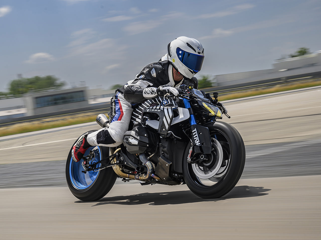 1752714092 722 Decouvrez la R 1300 R de BMW Motorrad Une - plare.
