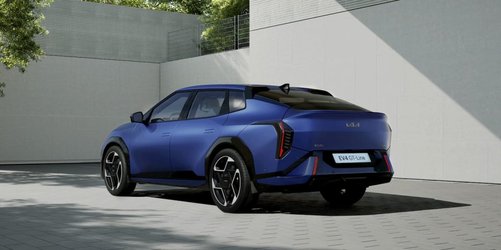 <p>La Kia EV4 Fastback arrive avec un design élégant, une autonomie de 633 km et un prix attractif de 48 690 € (<a href="https://www.autoplus.fr/environnement/kia-ev4-elle-arrive-en-france-on-connait-ses-prix-1389870.html?utm_source=openai">autoplus.fr</a>).</p> - plare. kia-ev4-Fastback