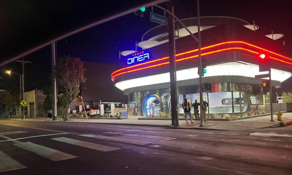 1752848593 tesla diner 1 - plare.