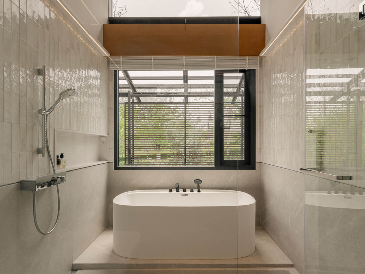 Maison flottante à Khao Yai, cadre en acier par Junsekino Architect