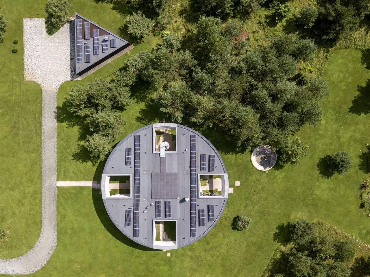 1753288558 754 Decouvrez cette Maison Circulaire Innovante avec Quatre Jardins Sunkens - plare.