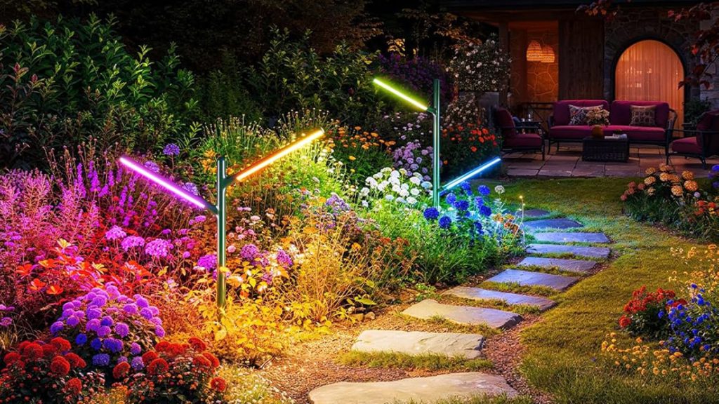 La station d'énergie Bluetti Pioneer MD à 499 $ (environ 426 €), les vélos électriques Heybike, les produits Govee et bien plus encore sont disponibles. - plare. Lumières de jardin Govee illuminant un parterre de fleurs