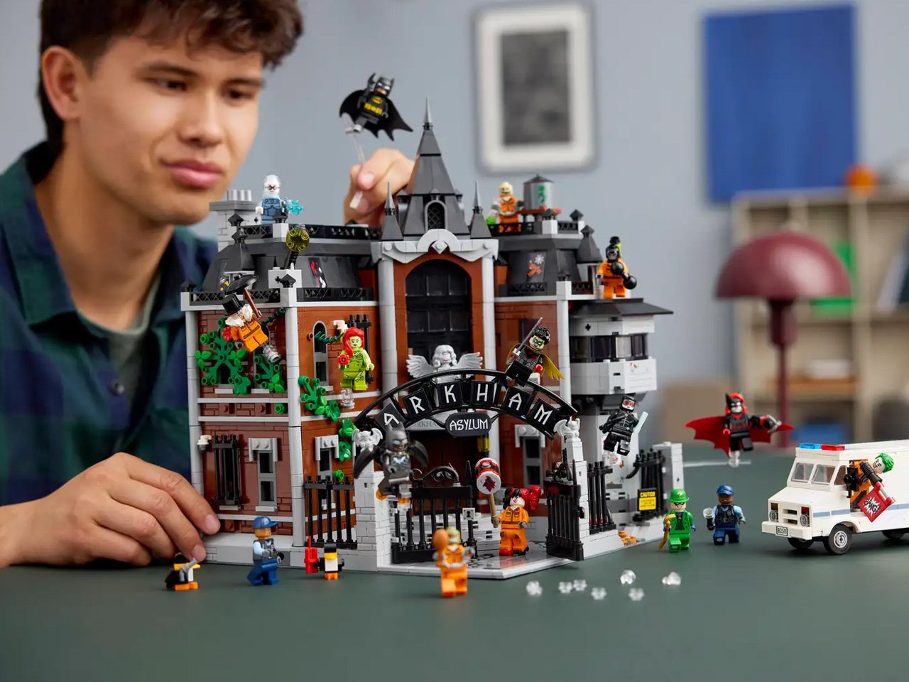 1753472874 121 Decouvrez le Nouvel Enorme Set LEGO dArkham Asylum Plongez - plare.