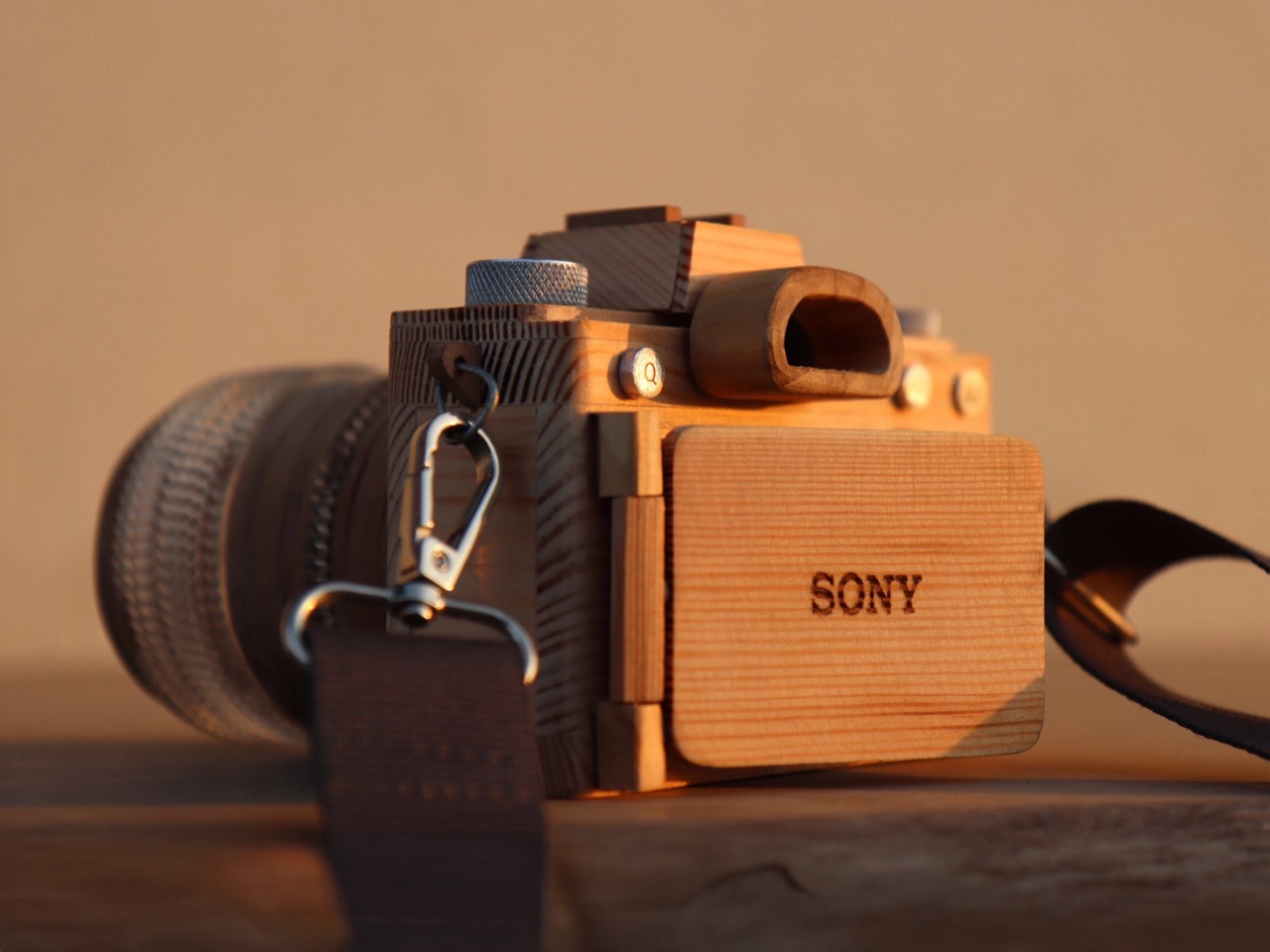 1753644447 543 Decouvrez Comment Ce Modele de Camera Miroir Sony en Bois - plare.