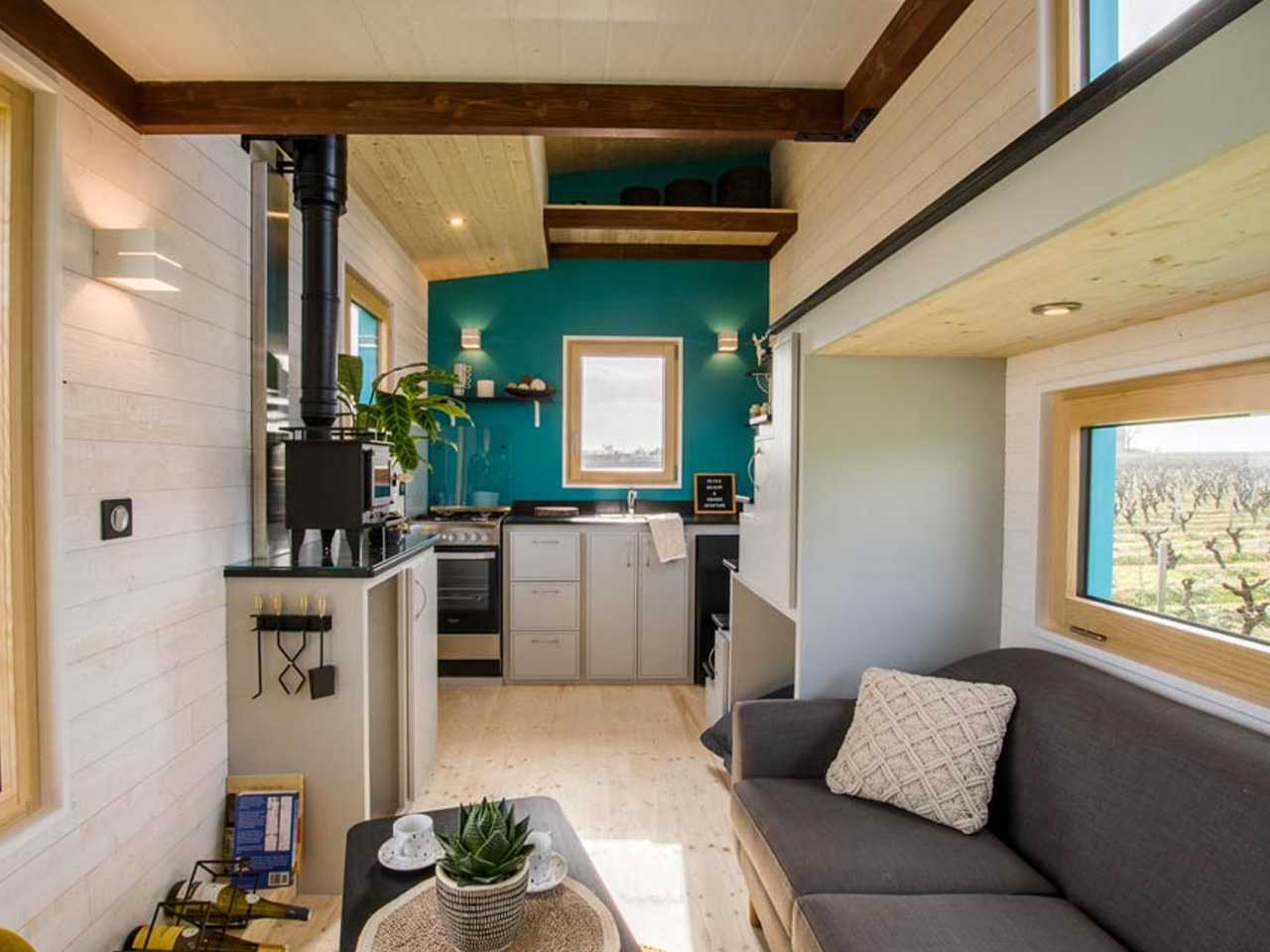 1753716385 854 Decouvrez Ce Tiny Home Turquoise Avec Nook Pour Chiens - plare.