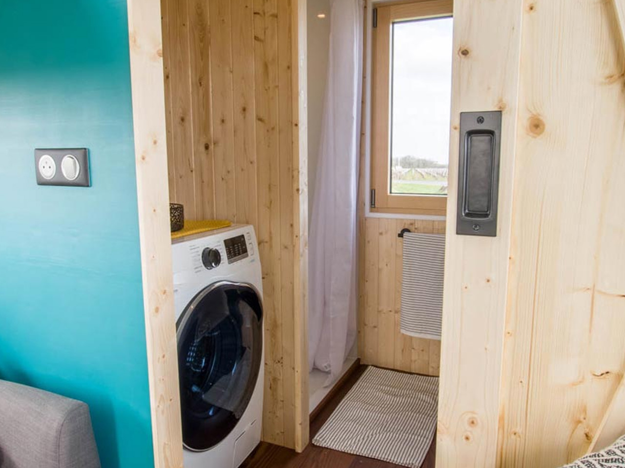 1753716390 213 Decouvrez Ce Tiny Home Turquoise Avec Nook Pour Chiens - plare.