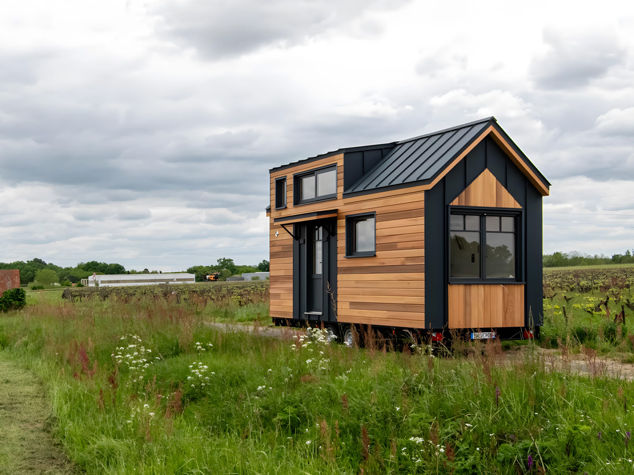 1753745735 291 Decouvrez cette Tiny Home Elegante a Deux Tons Un - plare.