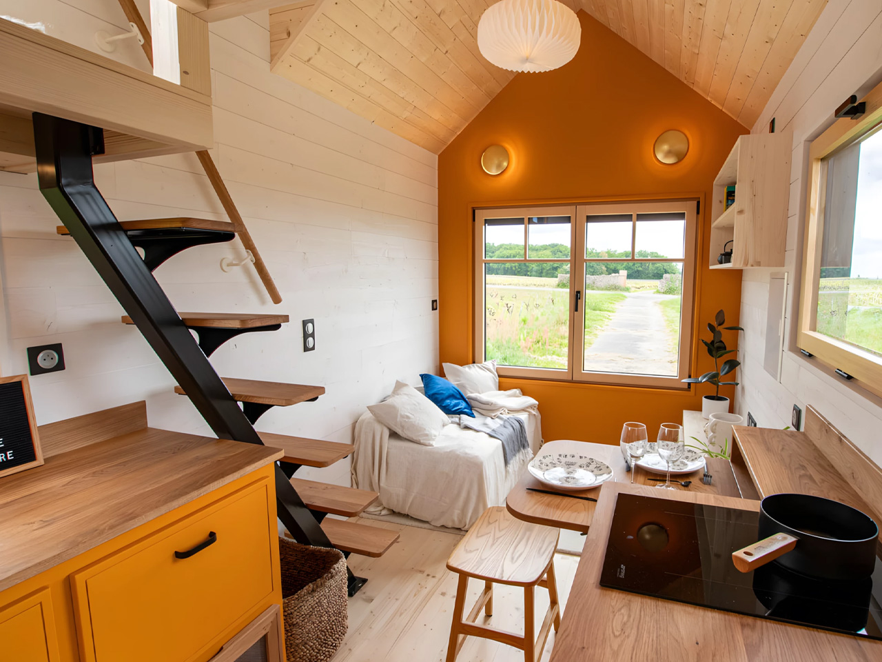 1753745737 943 Decouvrez cette Tiny Home Elegante a Deux Tons Un - plare.