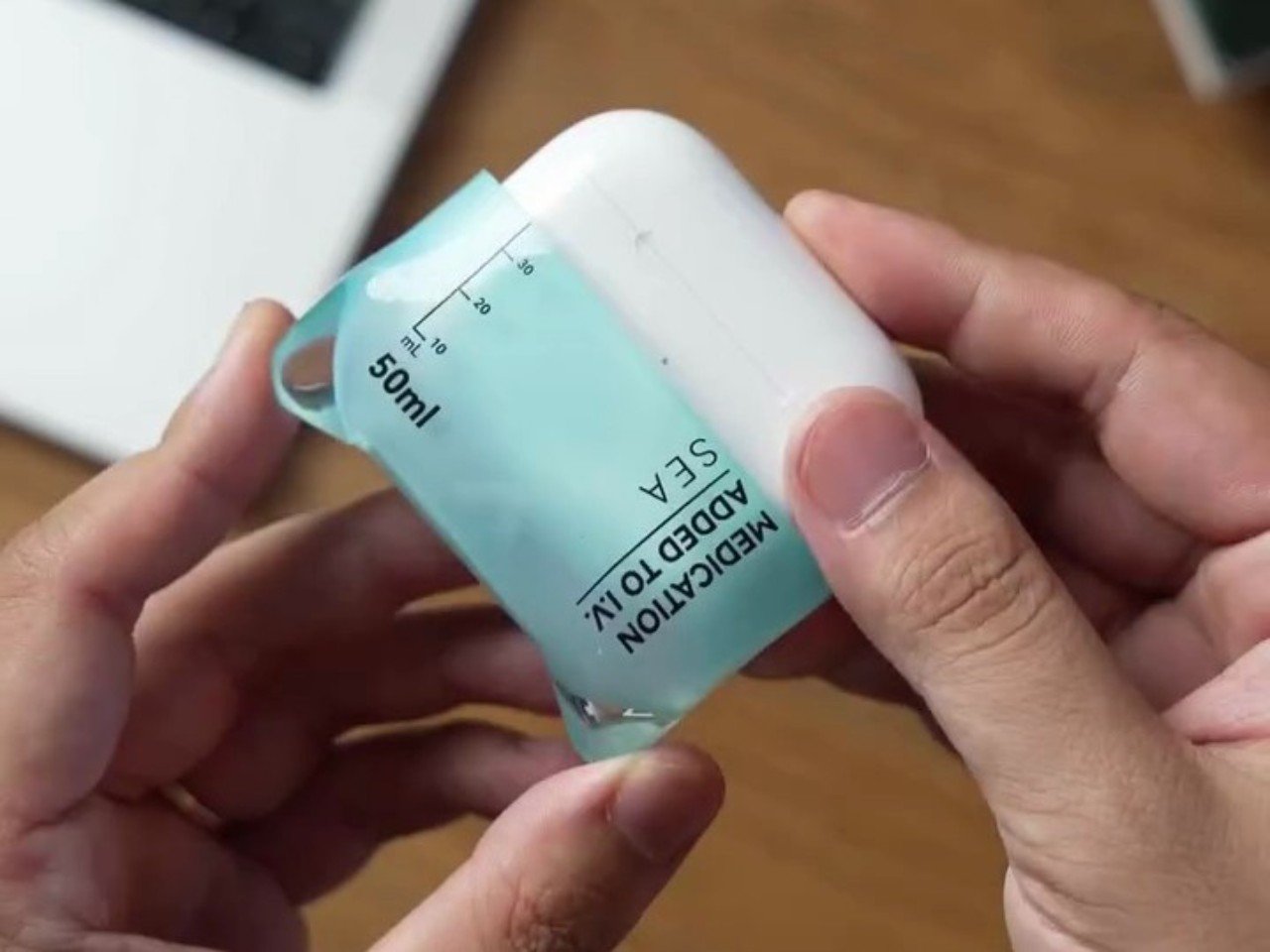 1753903889 136 Decouvrez cette coque AirPods au design IV Saline Injectez - plare.
