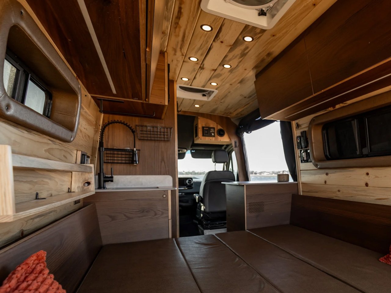 1753993999 182 Decouvrez le Sprinter 2500 Legends Rally Van LOverlanding Reinvente - plare.