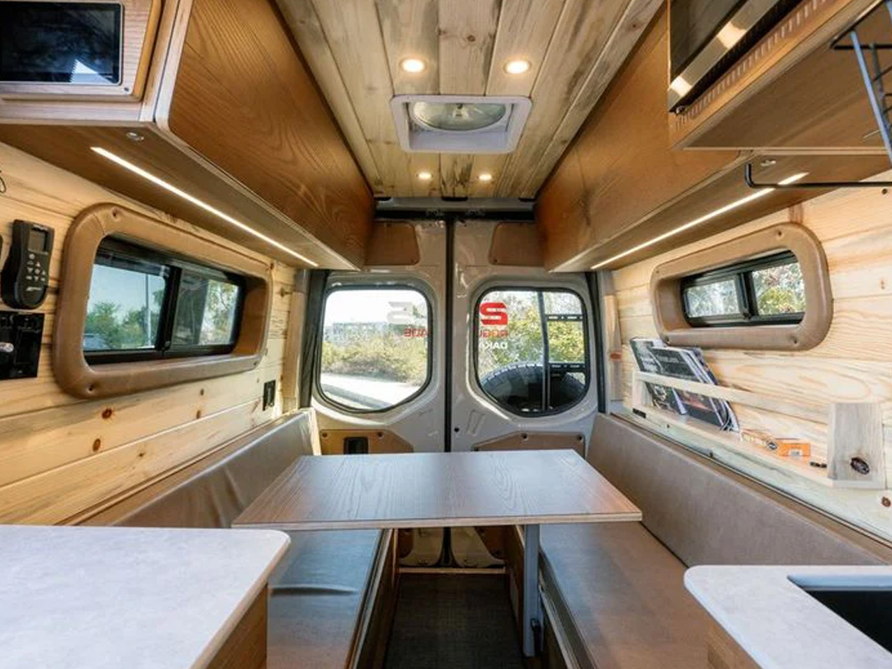 1753994000 299 Decouvrez le Sprinter 2500 Legends Rally Van LOverlanding Reinvente - plare.