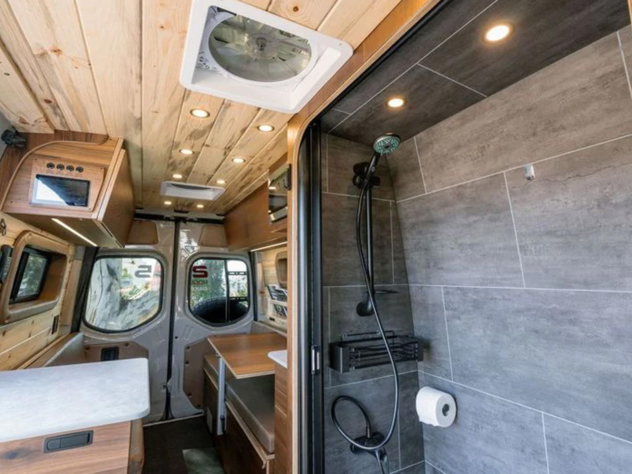 1753994005 648 Decouvrez le Sprinter 2500 Legends Rally Van LOverlanding Reinvente - plare.