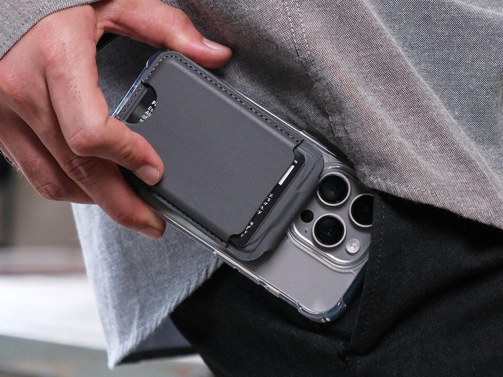 Découvrez ce portefeuille MagSafe à 65 $ qui recharge votre téléphone sans fil et inclut un tracker Find My, c’est incroyable !