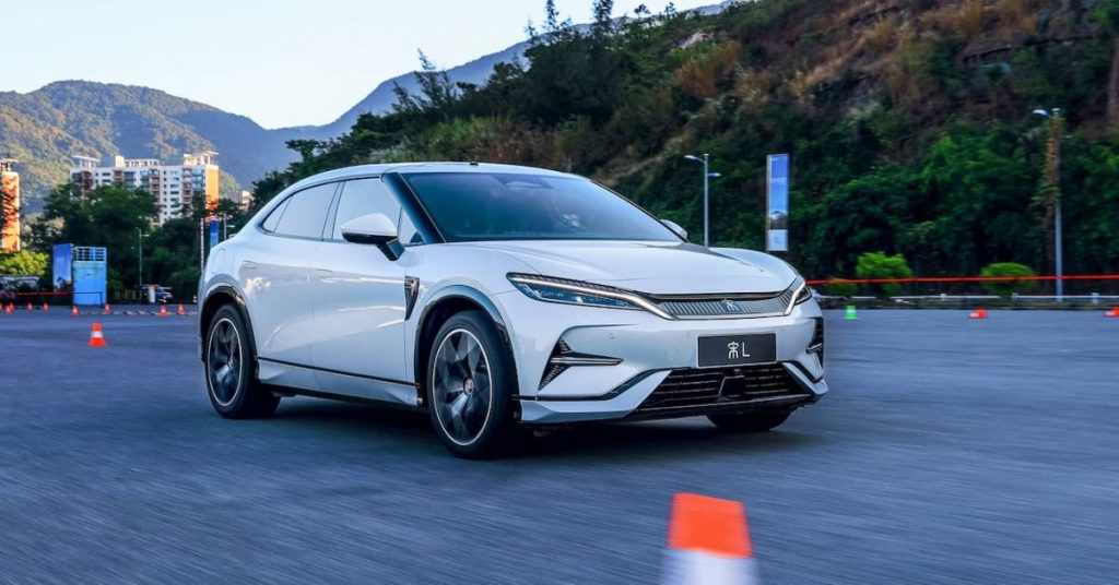 Nouveau shooting brake électrique de BYD : des fuites après le Mercedes CLA révèlent son design audacieux et ses caractéristiques innovantes.