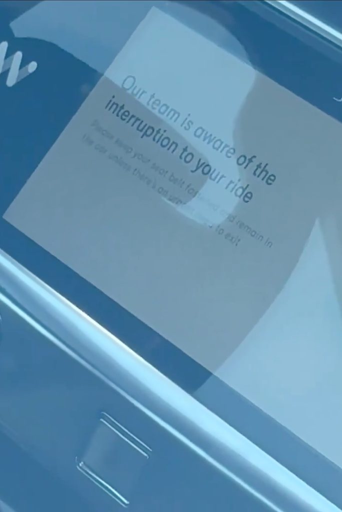 Message affiché sur les véhicules Waymo après l'accident à Phoenix.