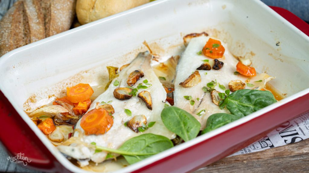 Recette savoureuse de dorade au four avec légumes frais et épices aromatiques