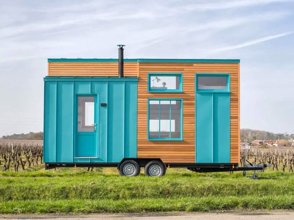 Découvrez Ce Tiny Home Turquoise Avec Nook Pour Chiens : Un Havre Parfait pour Les Familles Amoureuses des Animaux !