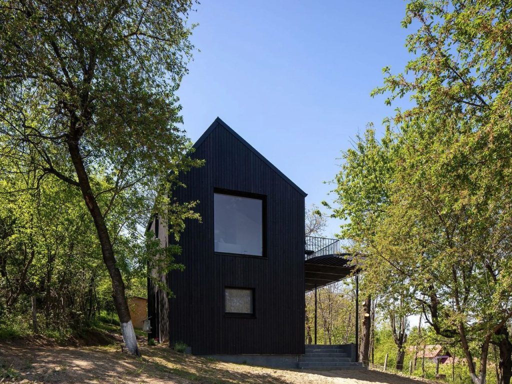 Découvrez Cette Petite Cabane Écologique : Un Havre de Paix au Cœur des Collines Forestières de Roumanie