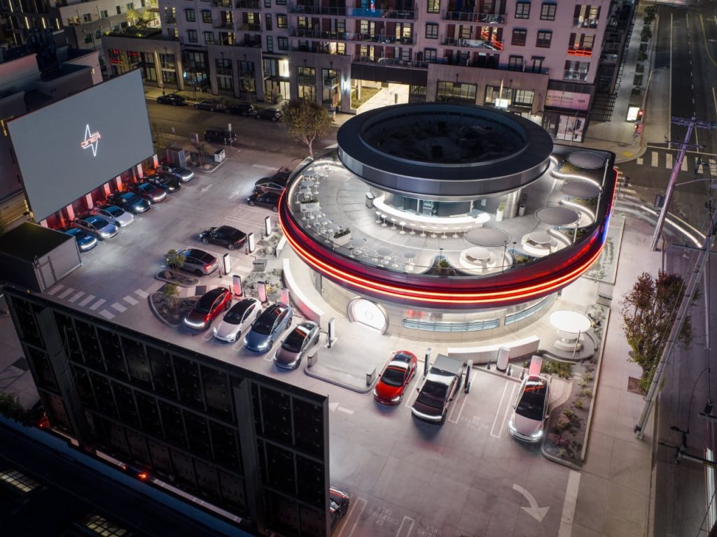 Découvrez Tesla Diner & Drive-In : Le Restaurant Futuriste de Hollywood Alliant Charme Rétro et Innovations Électriques !