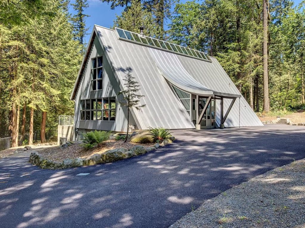 Découvrez cette Maison A-Frame en Acier et en Verre : Plafonds Élevés, Terrasse Arborée et Prix Choc de 1,8 M$ !