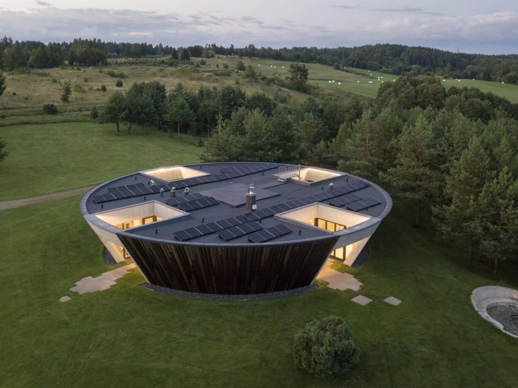 Découvrez cette Maison Circulaire Innovante avec Quatre Jardins Sunkens : Vivez le Meilleur du Bord de Lacs !