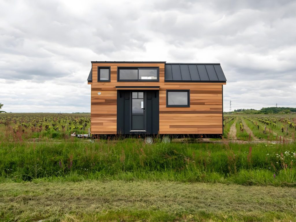 Découvrez cette Tiny Home Élegante à Deux Tons : Un Espace de Vie Minimaliste Ultra Lumineux!