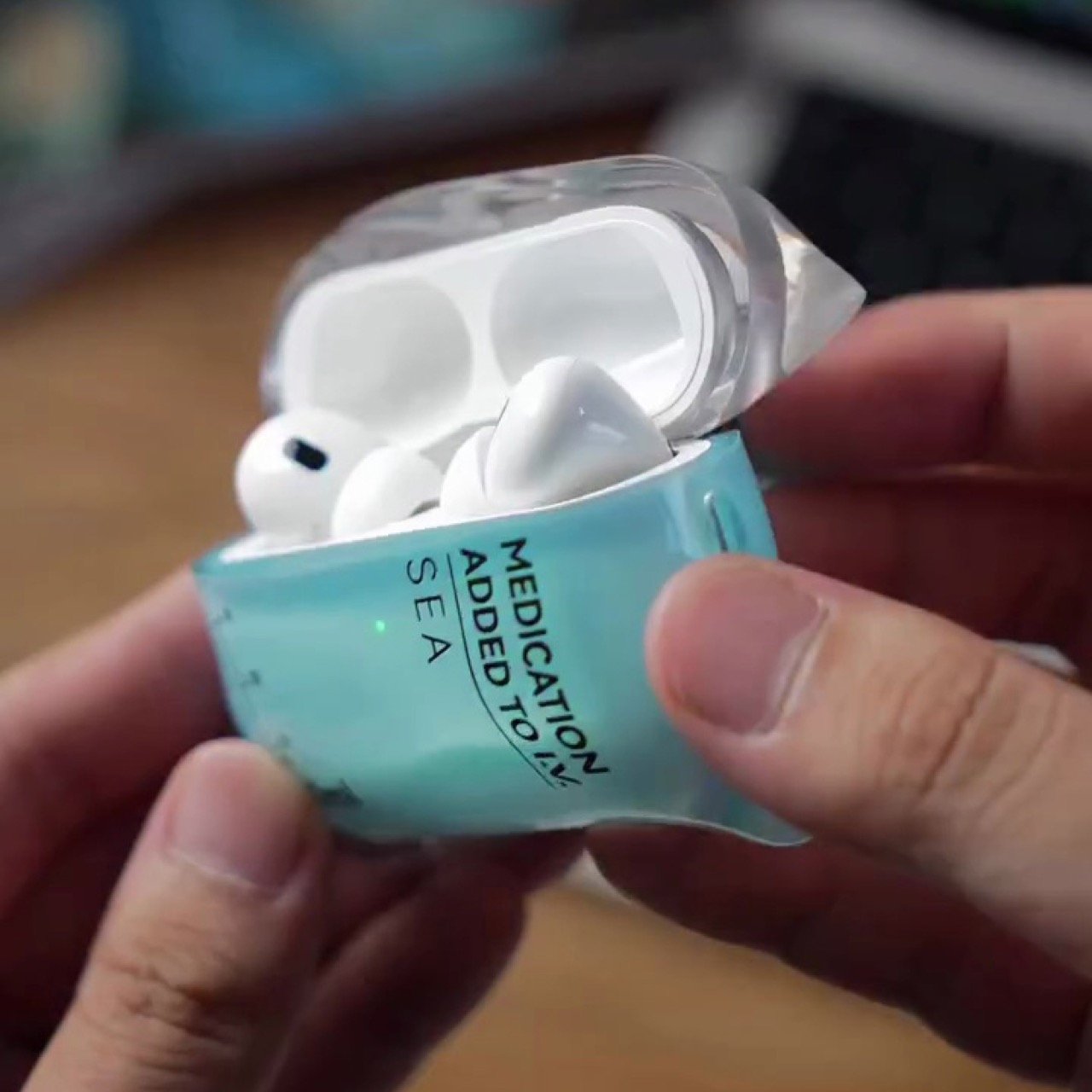 Decouvrez cette coque AirPods au design IV Saline Injectez - plare.