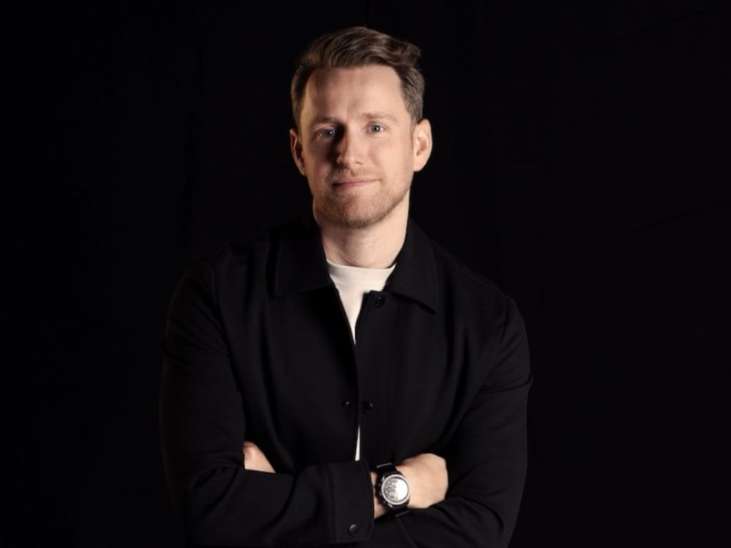 Découvrez comment Chris Cooke révolutionne le confort durable avec des intérieurs sur mesure chez King Living !