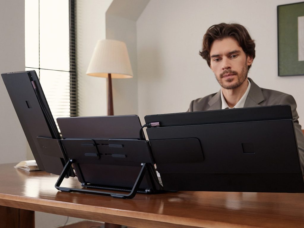 Découvrez comment FlipGo Horizon transforme votre ordinateur portable en un studio portable à triple écran !