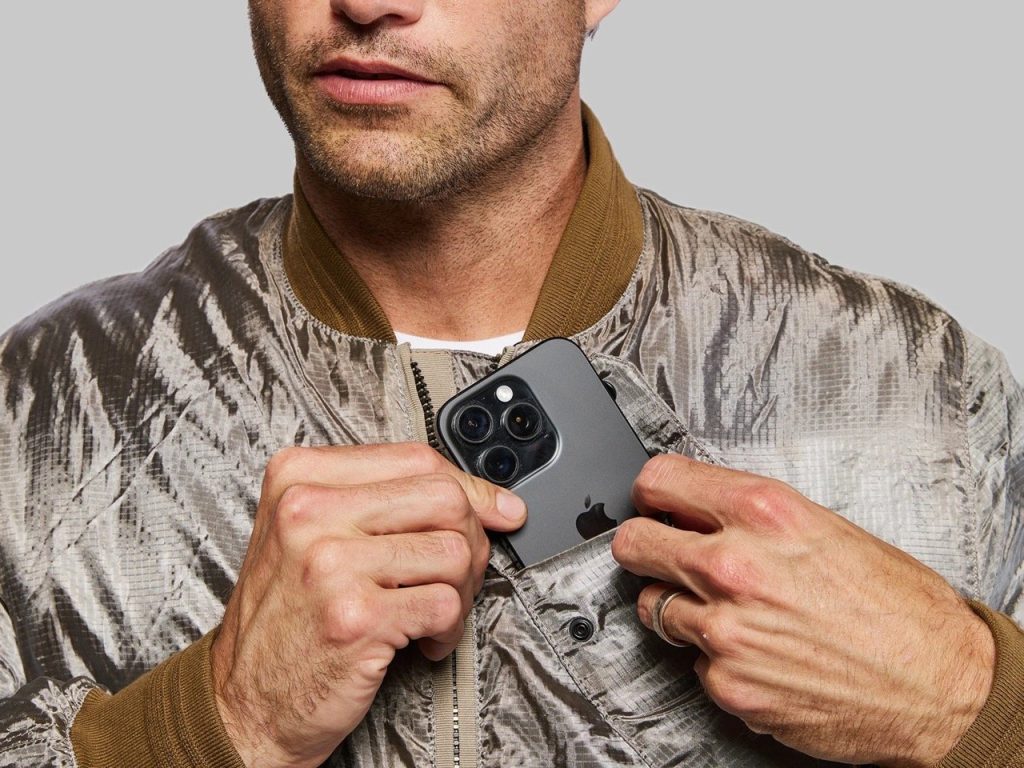 Découvrez la Veste de Blindage Électromagnétique de Vollebak : Votre Protection NASA pour Vous et Vos Gadgets !