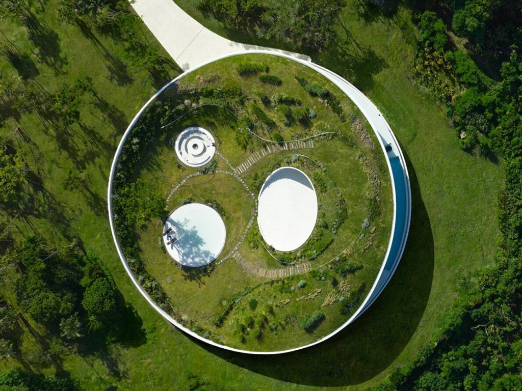 Découvrez la Villa Circulaire Écologique en Terre avec un Toit Vert Vivant – Terminé !