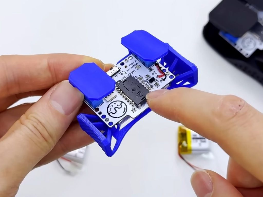 Découvrez la souris de jeu la plus compacte au monde avec un matériel haut de gamme pour dominer vos adversaires !