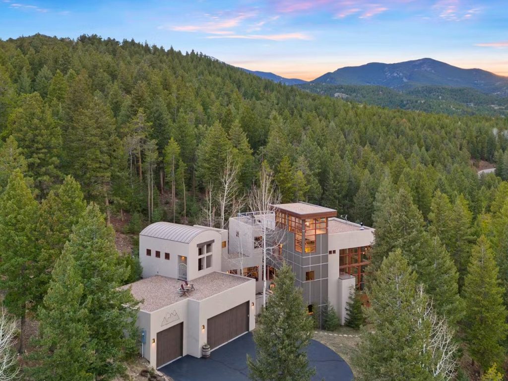 Découvrez le Charme de la Vie Montagnarde Moderne : Maison Minimale de Luxe à 2,6 M$ dans la Nature de Colorado !
