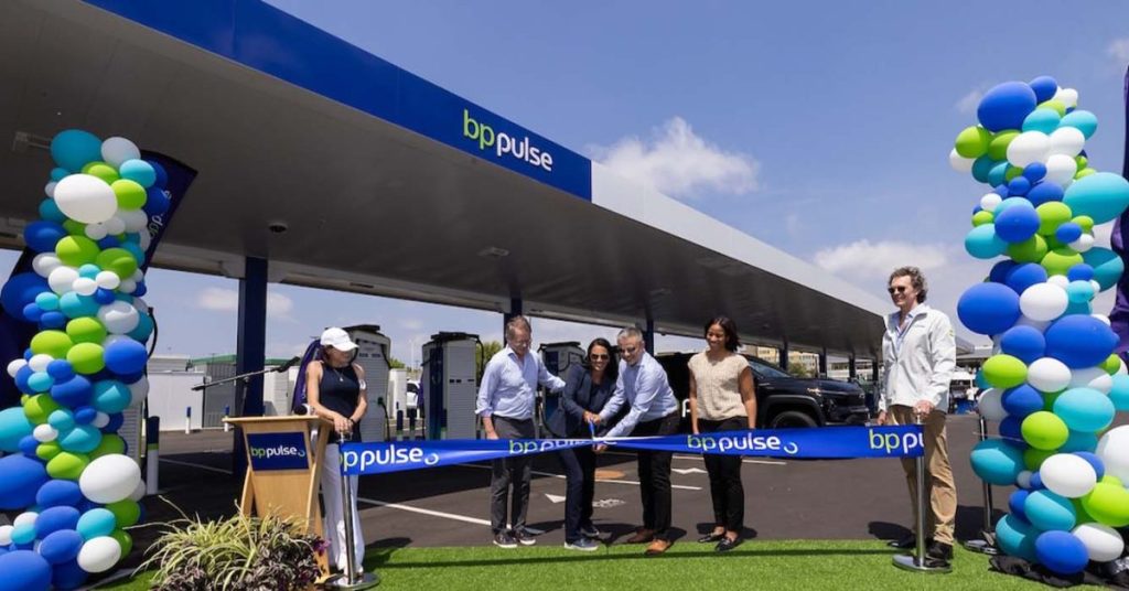 Bp pulse ouvre le plus grand hub de recharge pour véhicules électriques aux États-Unis près de LAX