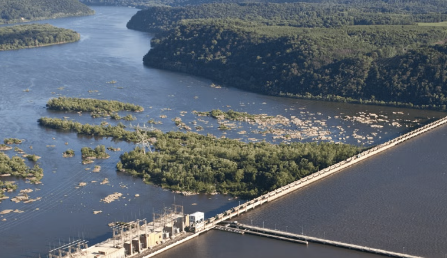 Google et Brookfield signent un accord historique de 3 milliards de dollars pour fournir jusqu’à 3 gigawatts d’hydroélectricité aux États-Unis
Google et Brookfield Asset Management ont conclu un accord majeur de 3 milliards de dollars pour fournir jusqu’à 3 gigawatts d’hydroélectricité aux États-Unis, marquant ainsi le plus grand accord d’énergie propre de ce type dans le domaine de l’hydroélectricité. (reuters.com)
Cet accord de 20 ans comprend des contrats d’achat d’électricité pour des installations hydroélectriques en Pennsylvanie, avec la possibilité d’étendre la collaboration à d’autres régions du pays. (ft.com)
Cette initiative vise à répondre à la demande croissante d’énergie propre pour alimenter les centres de données et les infrastructures liées à l’intelligence artificielle et à l’informatique en nuage. (reuters.com)
L’accord souligne l’engagement de Google et de Brookfield en faveur de solutions énergétiques durables et de la transition énergétique aux États-Unis. (ft.com)