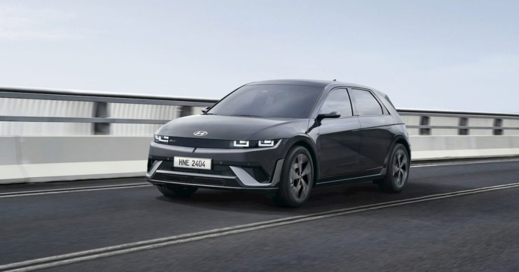 La Hyundai Ioniq 2, un SUV électrique abordable, se positionne comme une alternative économique à l’Ioniq 5. Attendue pour 2026, elle devrait être proposée à un prix de départ inférieur à 20 000 euros, avec une autonomie estimée à plus de 300 km. (automobile-propre.com) Ce modèle utilise la nouvelle plateforme IMA de Hyundai, conçue pour réduire les coûts de production. (gocar.be)
