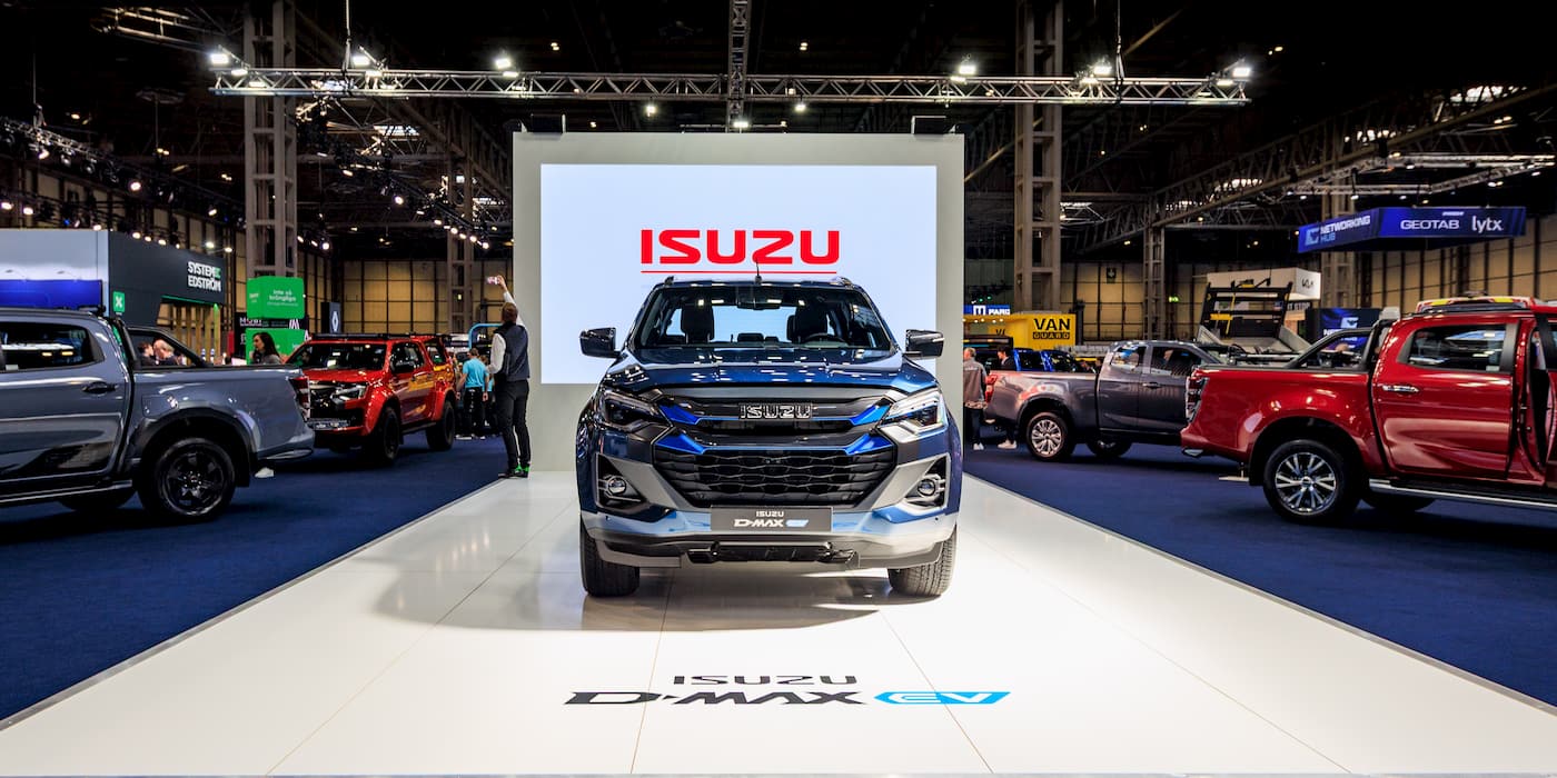 Isuzu dévoile son premier pick-up électrique, le D-MAX EV, alliant performance et durabilité, mais à un prix supérieur aux modèles diesel - plare. Isuzu's-first-electric-pickup-prices