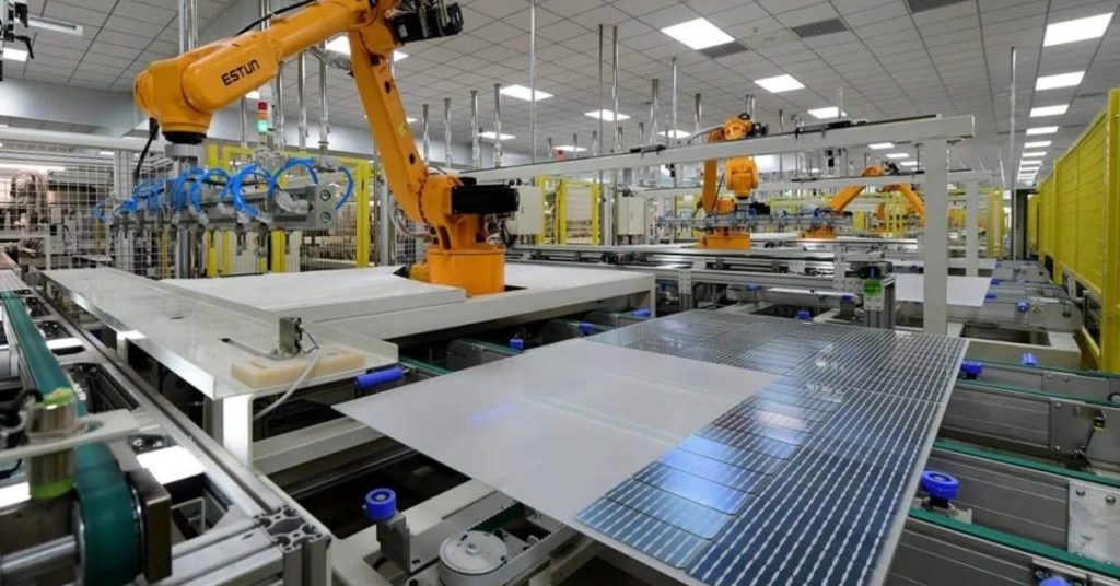 Corning acquiert l’usine de JA Solar aux États-Unis face à l’interdiction de crédits d’impôt pour les composants chinois
