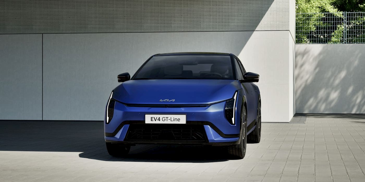 <p>La Kia EV4 Fastback arrive avec un design élégant, une autonomie de 633 km et un prix attractif de 48 690 € (<a href="https://www.autoplus.fr/environnement/kia-ev4-elle-arrive-en-france-on-connait-ses-prix-1389870.html?utm_source=openai">autoplus.fr</a>).</p> - plare. Kia-EV4-Fastback