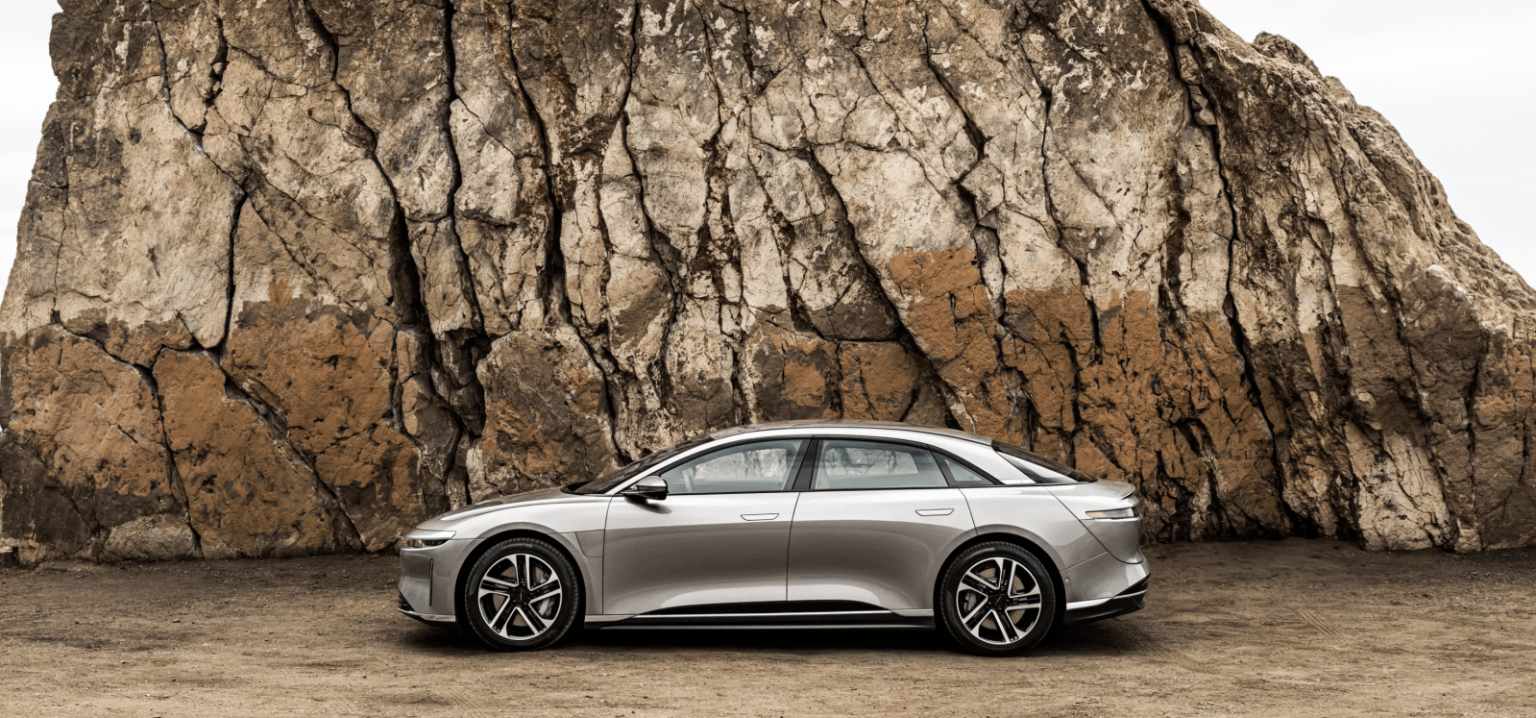 Lucid lance sa gamme de véhicules électriques Air : plus d’autonomie, plus de silence et un tarif légèrement augmenté.
