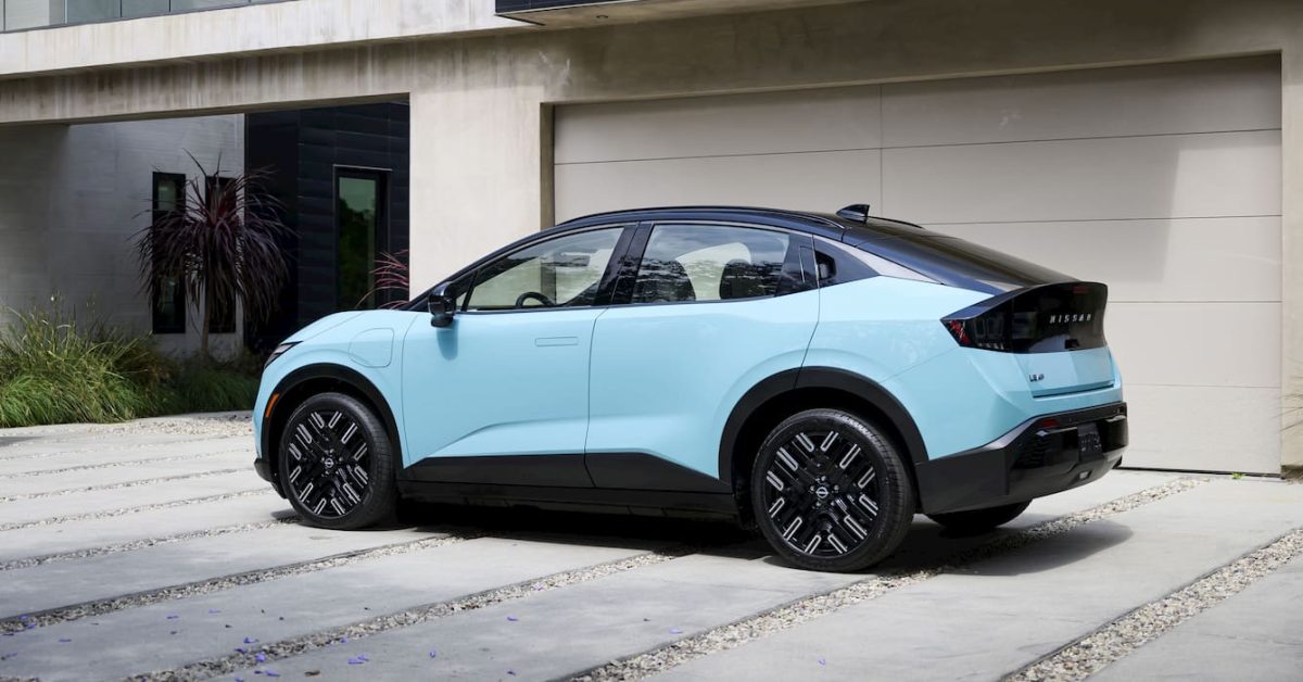 Nissan LEAF EV production - plare.