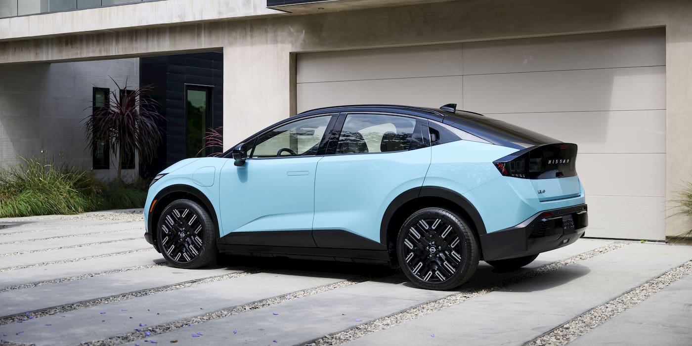 Nissan réduit la production de sa nouvelle voiture électrique LEAF avant même son lancement. - plare. Nissan-LEAF-EV-production