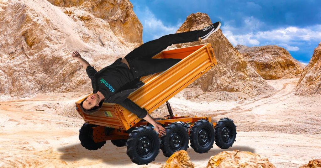 Ce camion-benne à 2 400 $ (environ 2 070 €) à 8 roues est un jouet grandeur nature pour adultes.