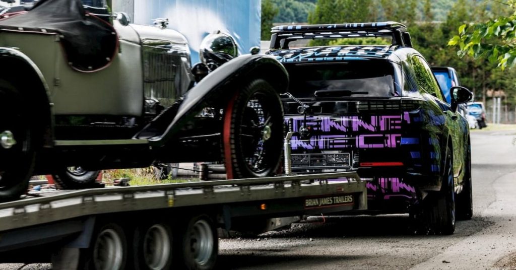 Porsche présente son Cayenne EV en public tout en remorquant une remorque de 3 tonnes.