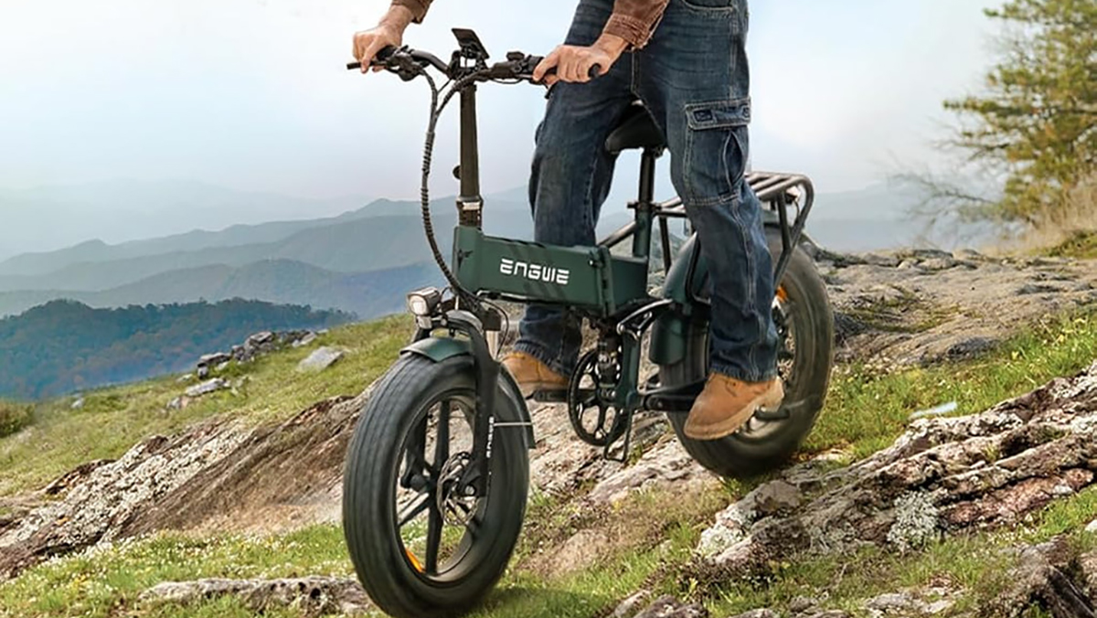 Profitez de l'ENGWE Engine Pro 2.0, un vélo électrique pliant puissant, à un prix exclusif de 637,50 €. Ce modèle est équipé d'un moteur de 750 W offrant un couple de 75 Nm, garantissant une excellente traction et puissance. Sa batterie lithium-ion de 52 V 16 Ah assure une autonomie de 110 km, idéale pour vos déplacements quotidiens ou vos aventures en plein air. Les pneus de 20 pouces de 4,0 pouces offrent une excellente adhérence et stabilité sur divers terrains. De plus, son cadre pliable en alliage d'aluminium 6061 facilite le rangement et le transport. Ne manquez pas cette offre exceptionnelle pour acquérir un vélo électrique performant à un prix avantageux. - plare. ENGWE Engine Pro 2.0 Folding e-bike