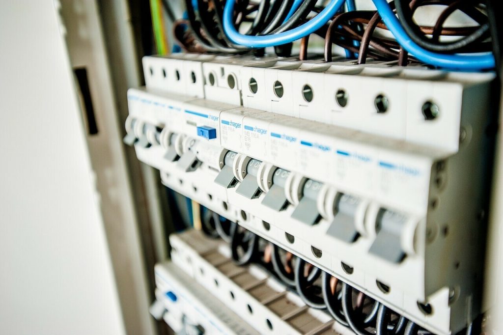 Quelles sont les bonnes pratiques à connaître en électricité chez soi ?